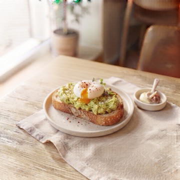 Avocado toast with egg